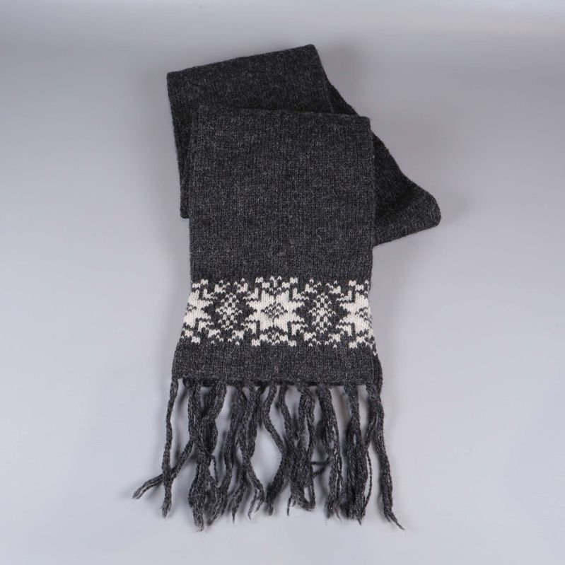 Detalj av halsdukens mönsterbård och fransar