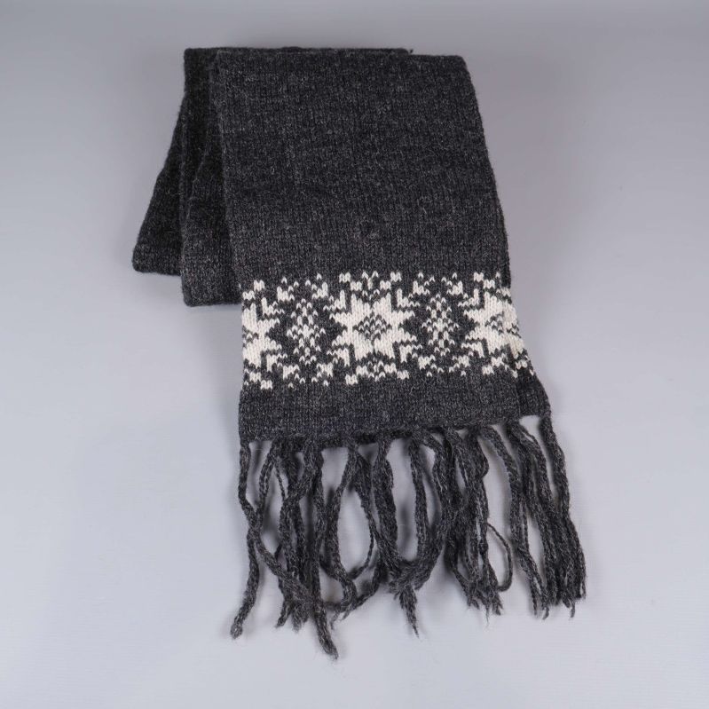 Mörkgrå stickad halsduk med ljust mönster och fransar
