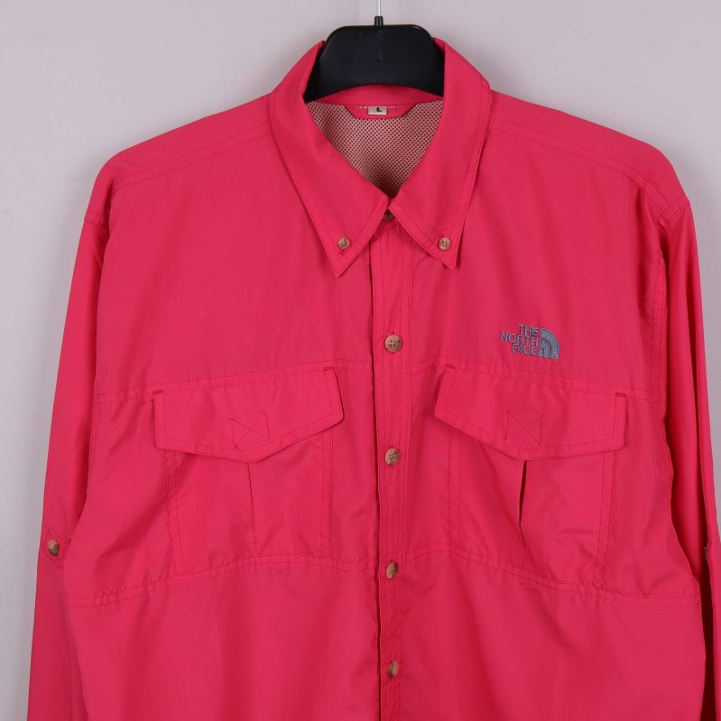 Övre del av skjorta med krage och logotyp