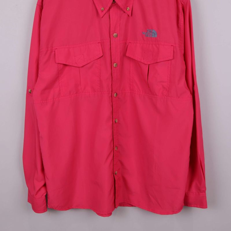 Framsida av ceriserosa skjorta från midjan och uppåt