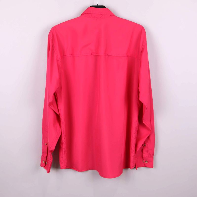 Baksida på ceriserosa skjorta med långa ärmar