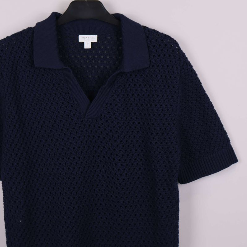 Detalj av krage och överdel på mörkblå tröja