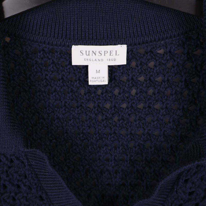 Närbild på Sunspel-etikett i tröjan