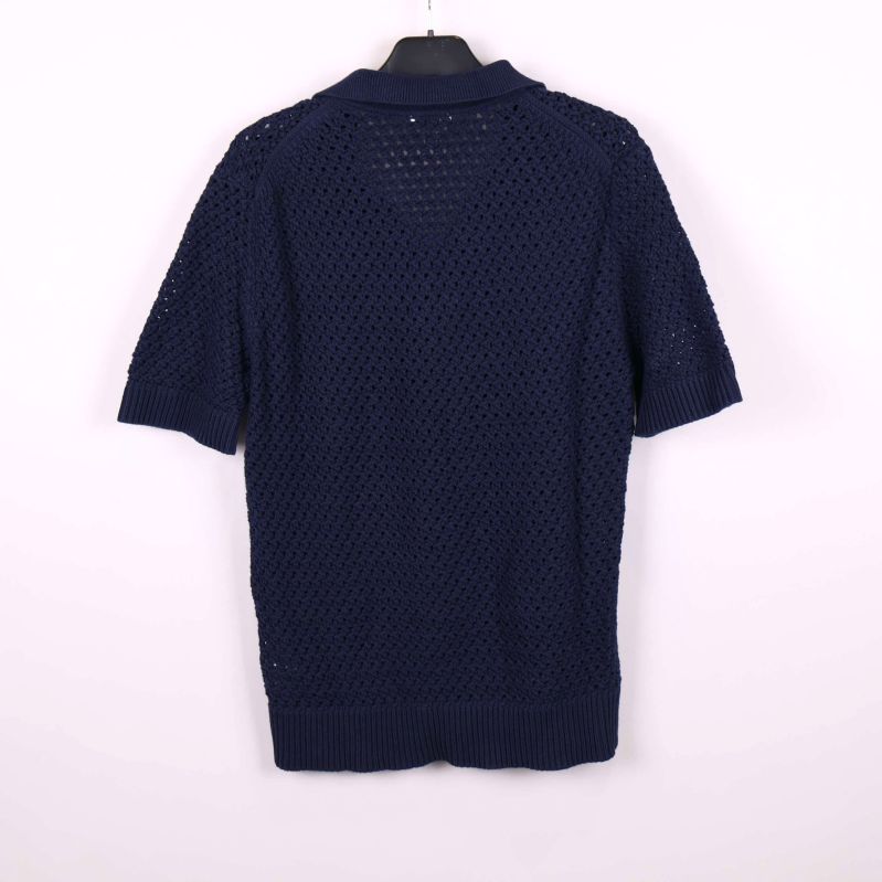 Mörkblå stickad pikétröja visad bakifrån