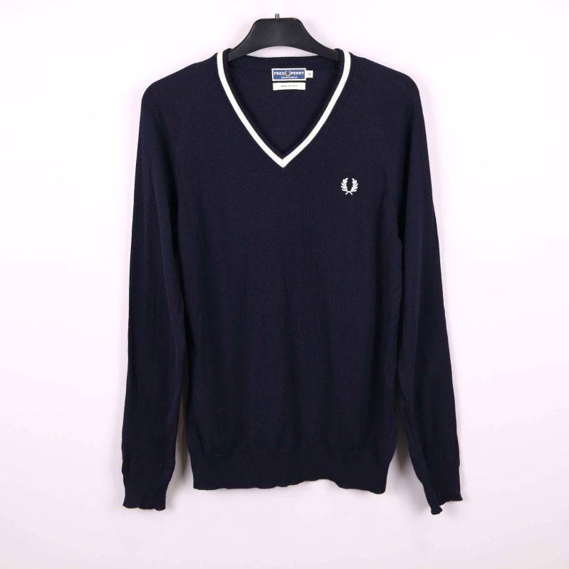 Mörkblå stickad tröja med vit kant och logga