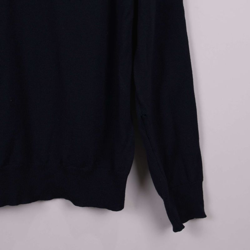 Nedre delen av tröjans ärm och mudd visas