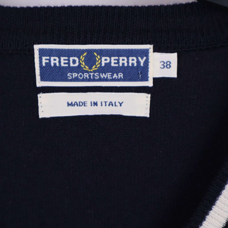 Närbild på Fred Perry-märke och storlekslapp