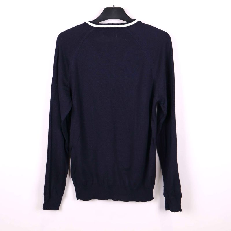 Baksidan av enfärgad mörkblå stickad tröja