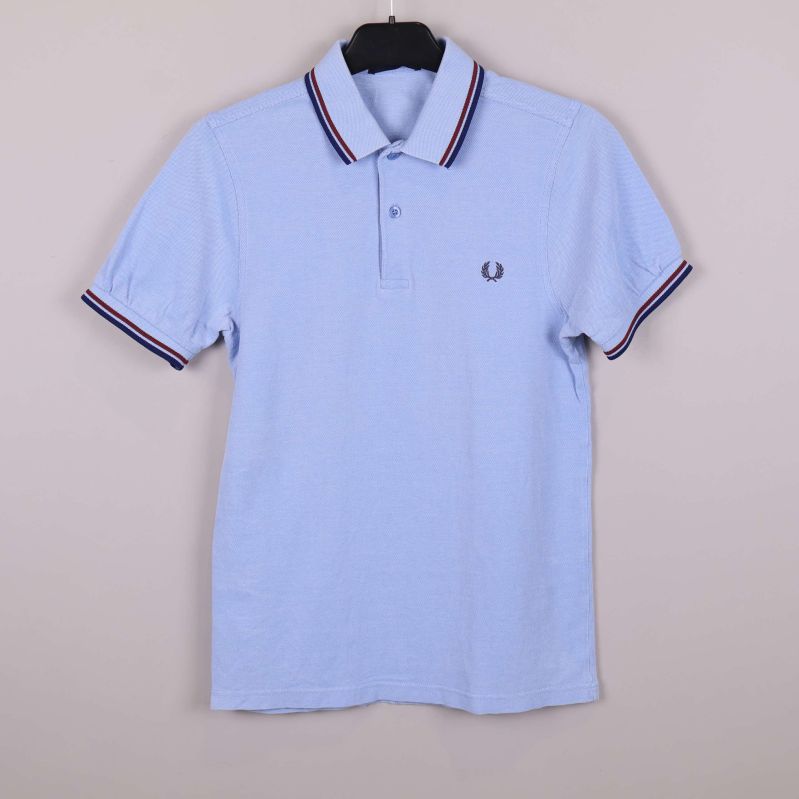 Ljusblå pikétröja med ränder på krage och ärmslut