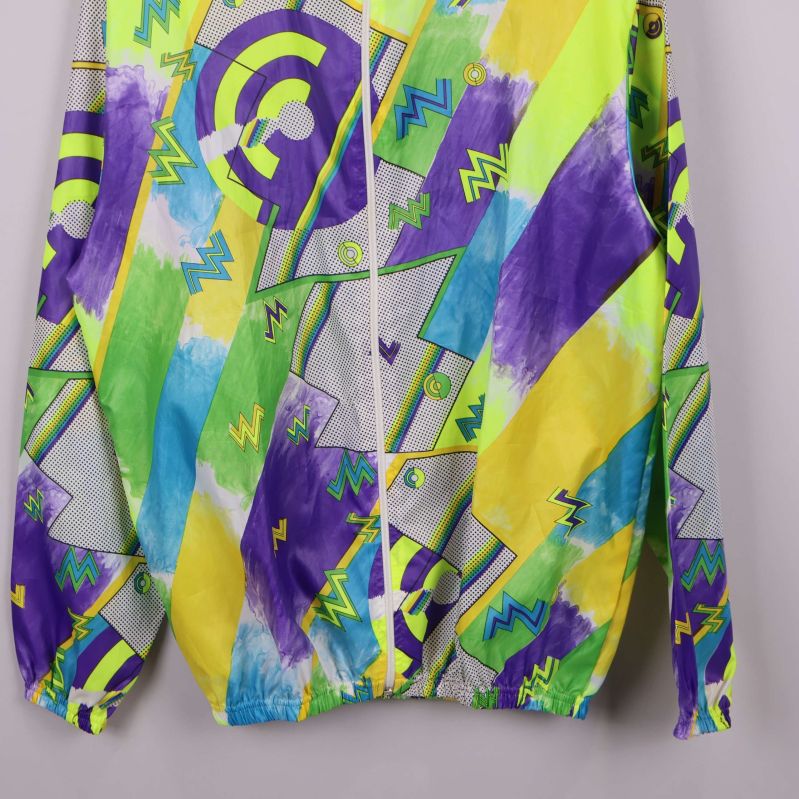 Nedre del av jackan med elastisk mudd och mönster