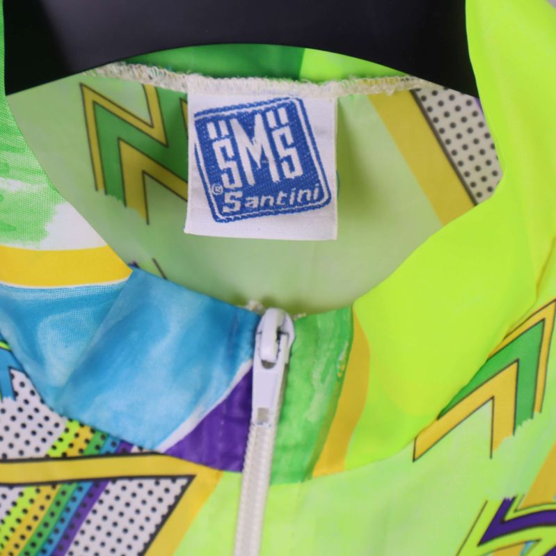 Närbild på jackans nacketikett med SMS Santini logotyp