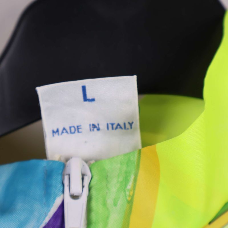 Närbild på storleksetikett med L och Made in Italy