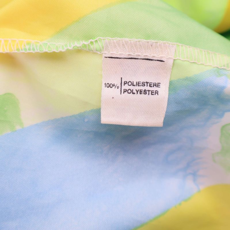 Närbild på etikett med 100% polyester