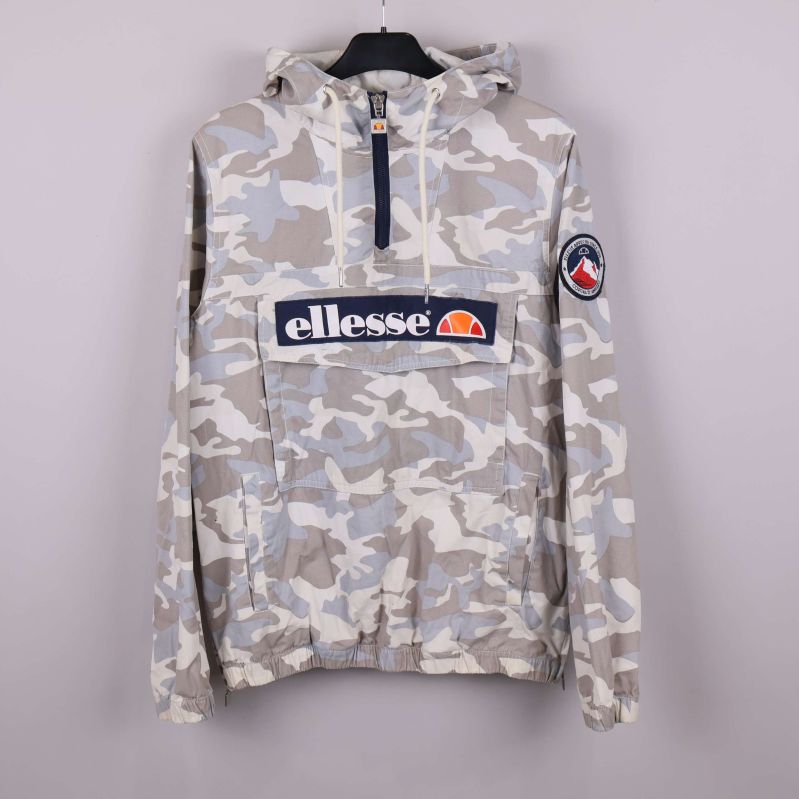 Camouflagejacka med huvtröja och stor ellesse-logga framtill