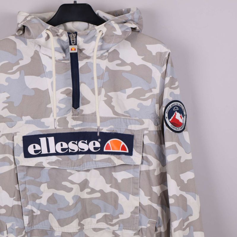 Ellesse-logga och ärmpatch på camouflagejacka