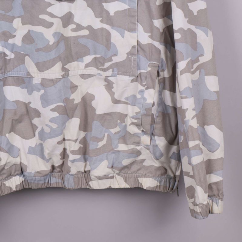 Ficka och resår i nederkant på camouflagejacka