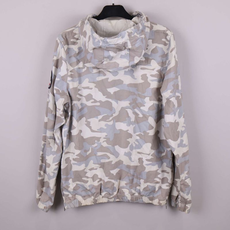 Baksidan av jacka med ljusgrått camouflageprint och huva