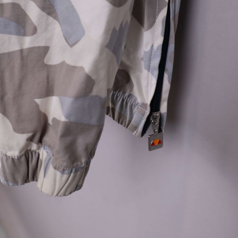 Ärm med resårkant och dragkedjedetalj i närbild