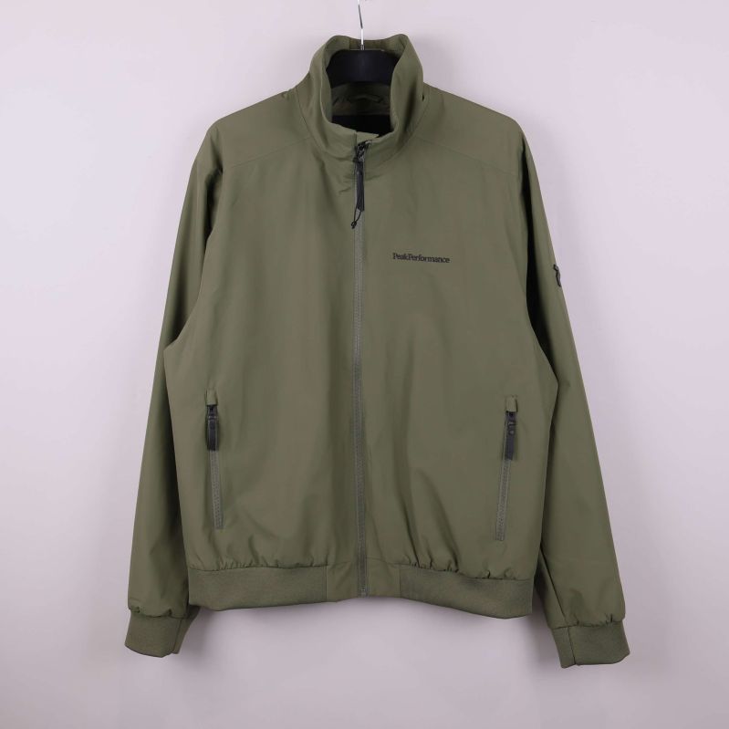 Militärgrön softshelljacka med ståkrage och dragkedja