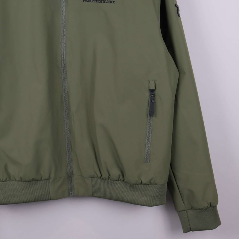 Närbild på ficka med dragkedja och elastisk midja