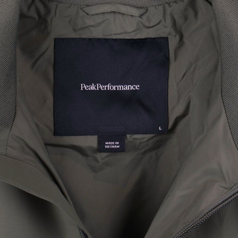 Närbild på inneretikett med Peak Performance-logotyp