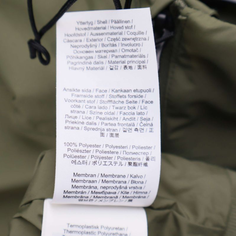 Materialetikett visar 100% polyester och membran