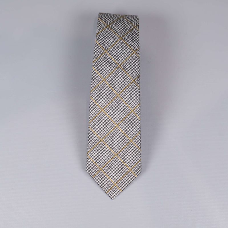 Kravatt med svartvitt rutigt och gula linjer framtill