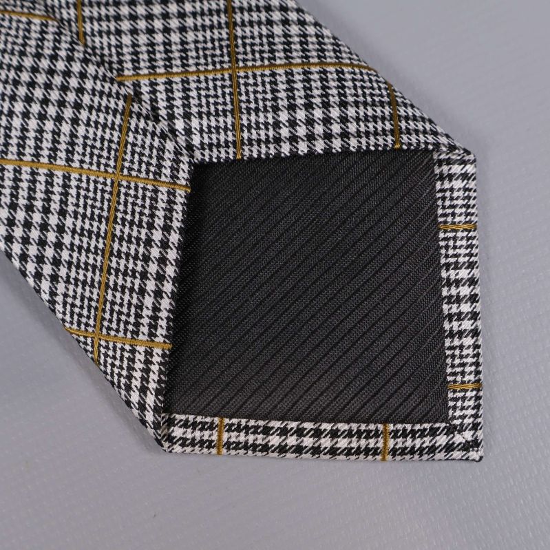 Detaljbild på kravattens nedre spets och textur