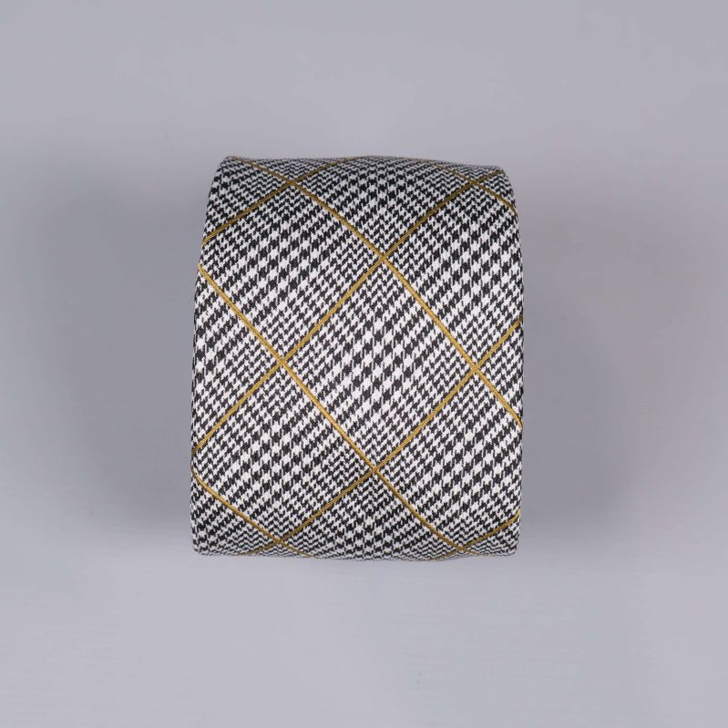 Närbild på kravattens rutmönster med gula linjer