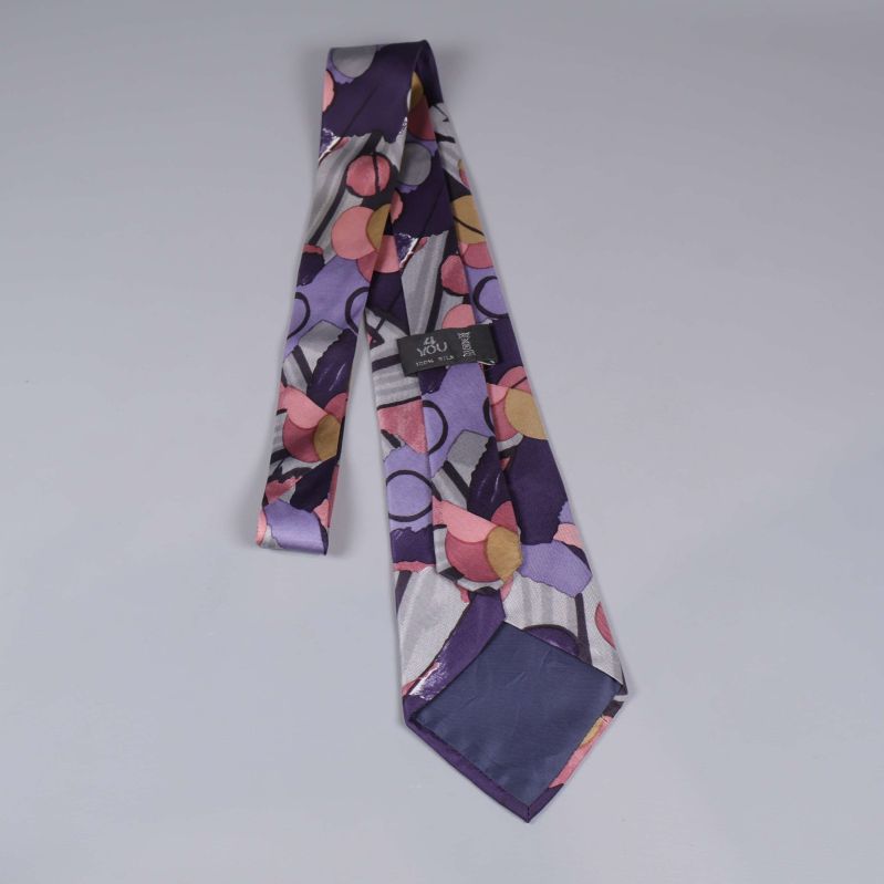 Baksida av slips med etikett och sömmar