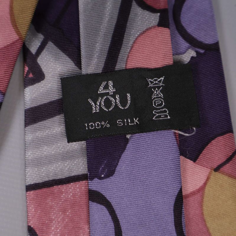 Närbild på etikett med material 100% siden