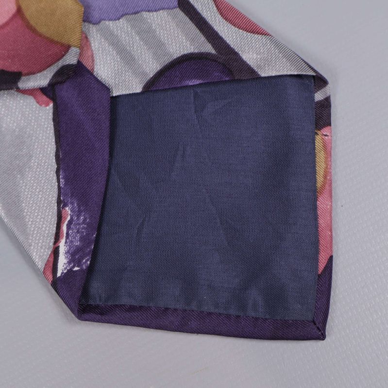 Detaljbild på den lila avslutningen av slipsen