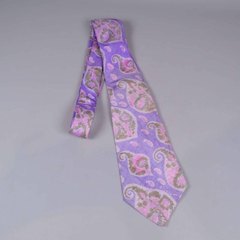 Lila paisleyslips visad i uppvikt form