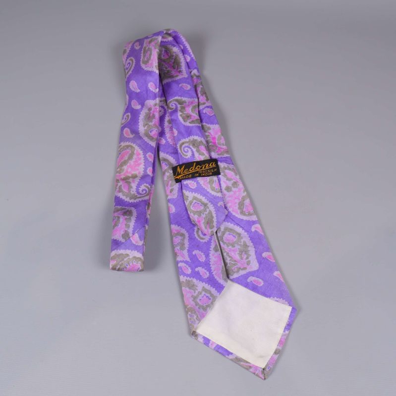 Baksidan av slips med paisleymönster och synlig etikett