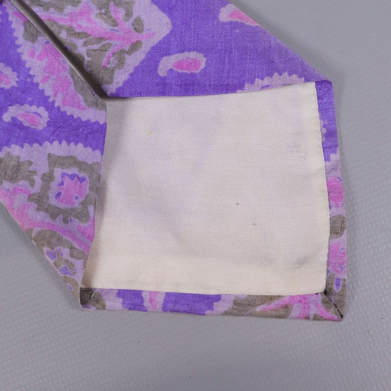 Vit förstärkning i änden på slipsens baksida