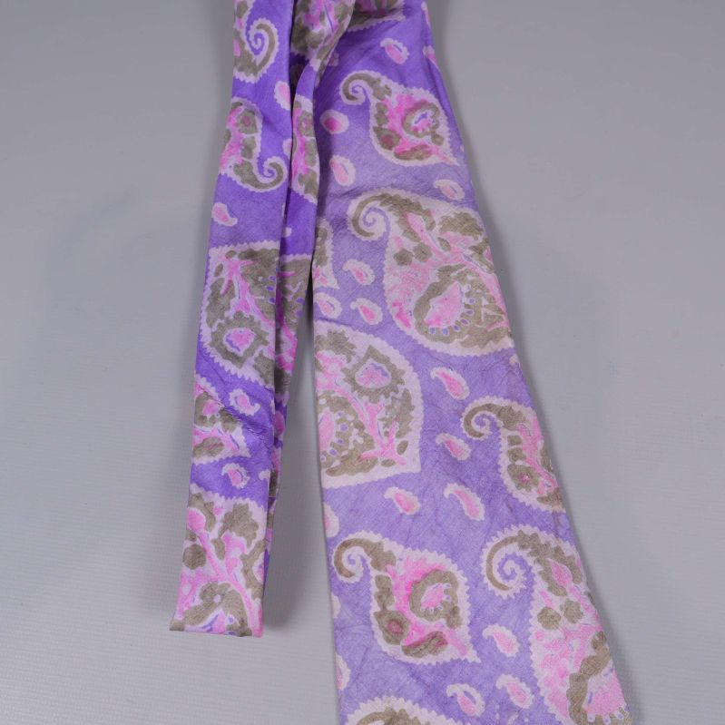 Lång vy av lila slips med paisleymönster