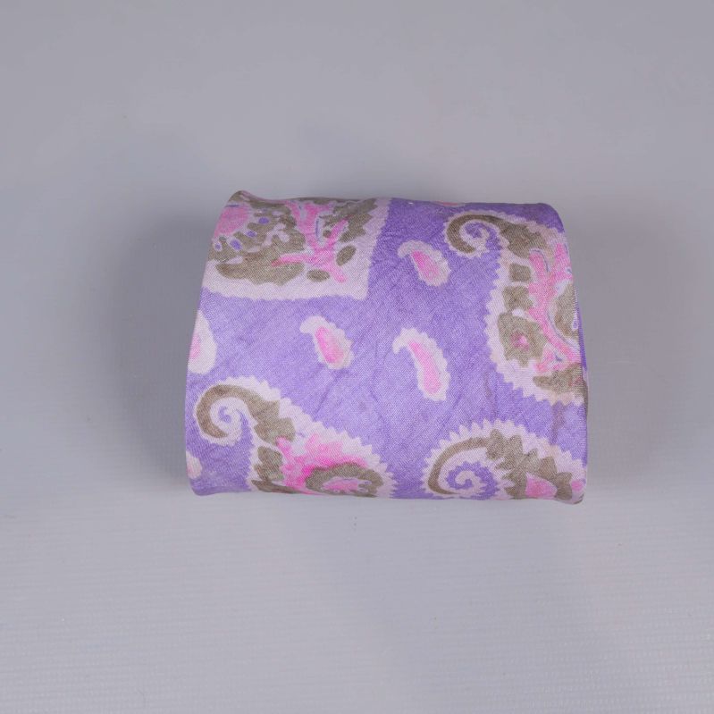 Hopvikt slips med paisleymönster i lila ton