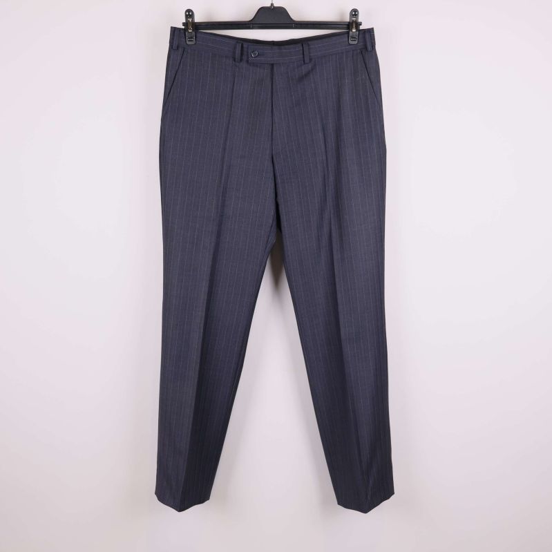 Byxor med smal kritstrecksrand framifrån på galge