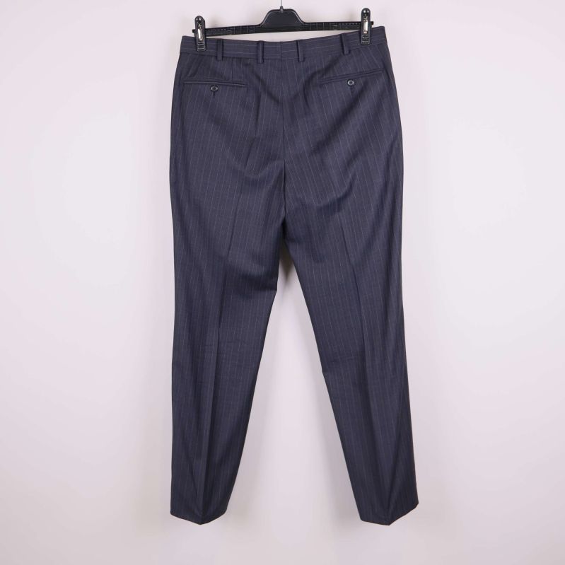 Baksidan av kritstrecksrandiga byxor