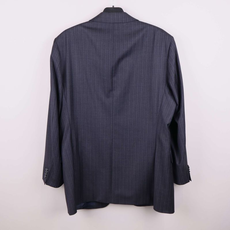 Kavajens baksida med kritstrecksrandigt tyg