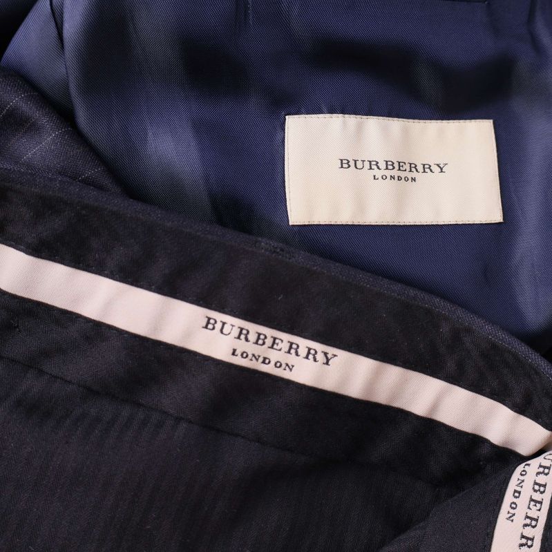 Burberry London etikett sydd inuti blått fodral
