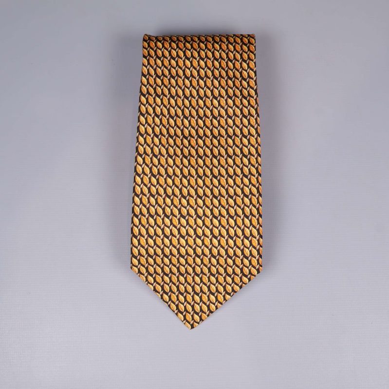 Slips i gult och brunt grafiskt mönster sedd framifrån