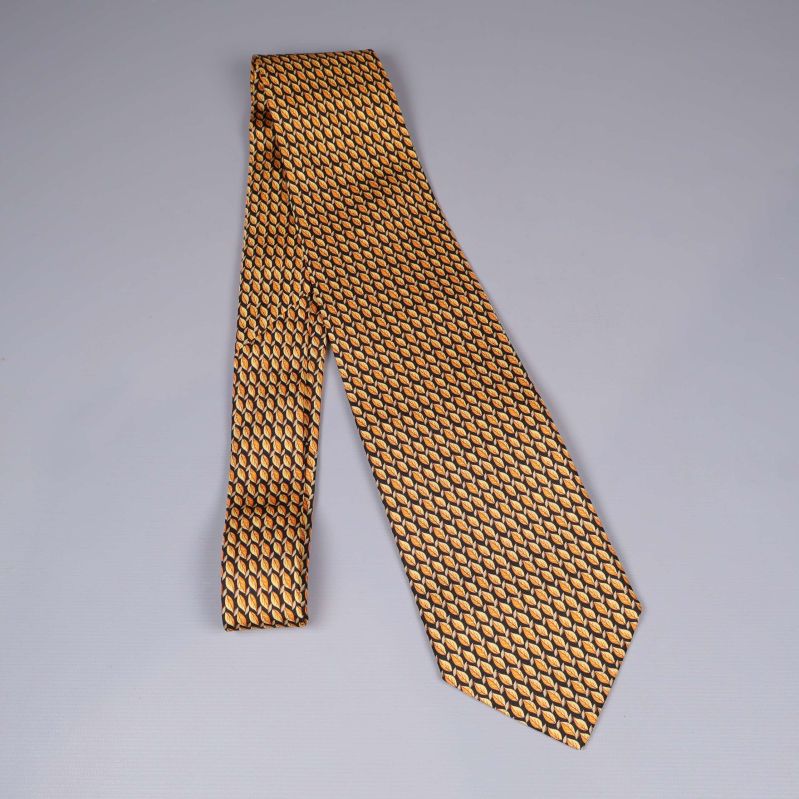 Hel slips med gulbrunt grafiskt mönster liggande plant