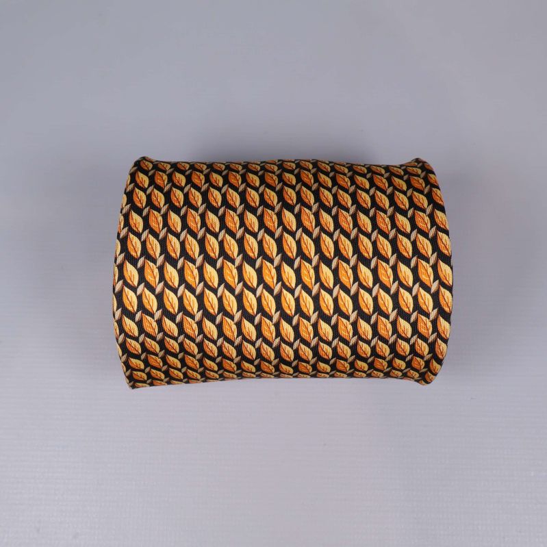 Slips rullad och visar grafiskt gult och brunt mönster