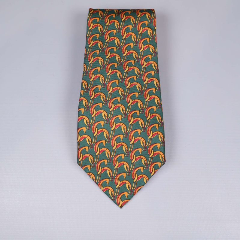 Slips i grönt med rött och gult mönster, framtill