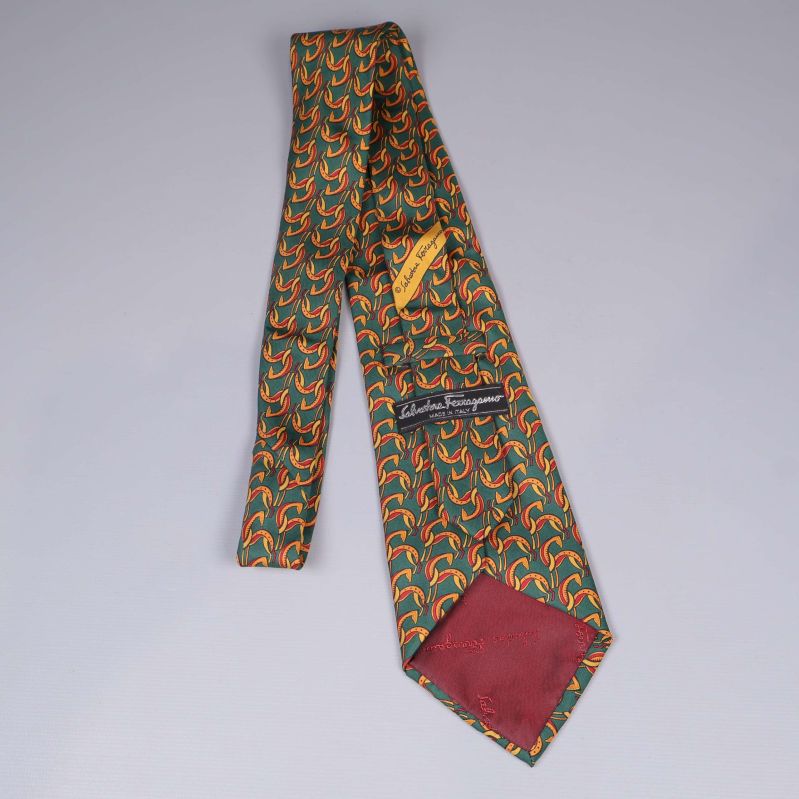 Baksida av slips med märkta Ferragamo-etiketter