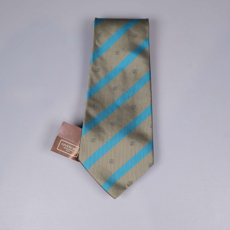 Slips med blå och grågrön bredrandigt mönster framtill