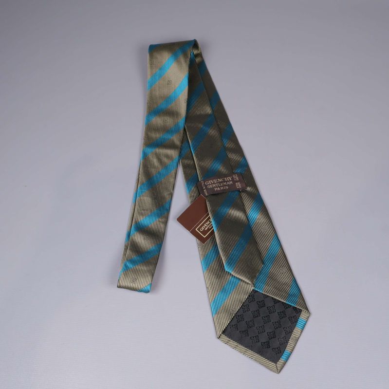 Baksida av randig slips samt Givenchy-märke