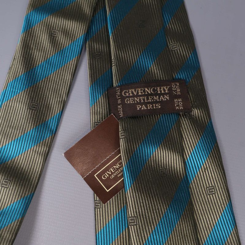 Närbild på Givenchy Gentleman Paris märkning