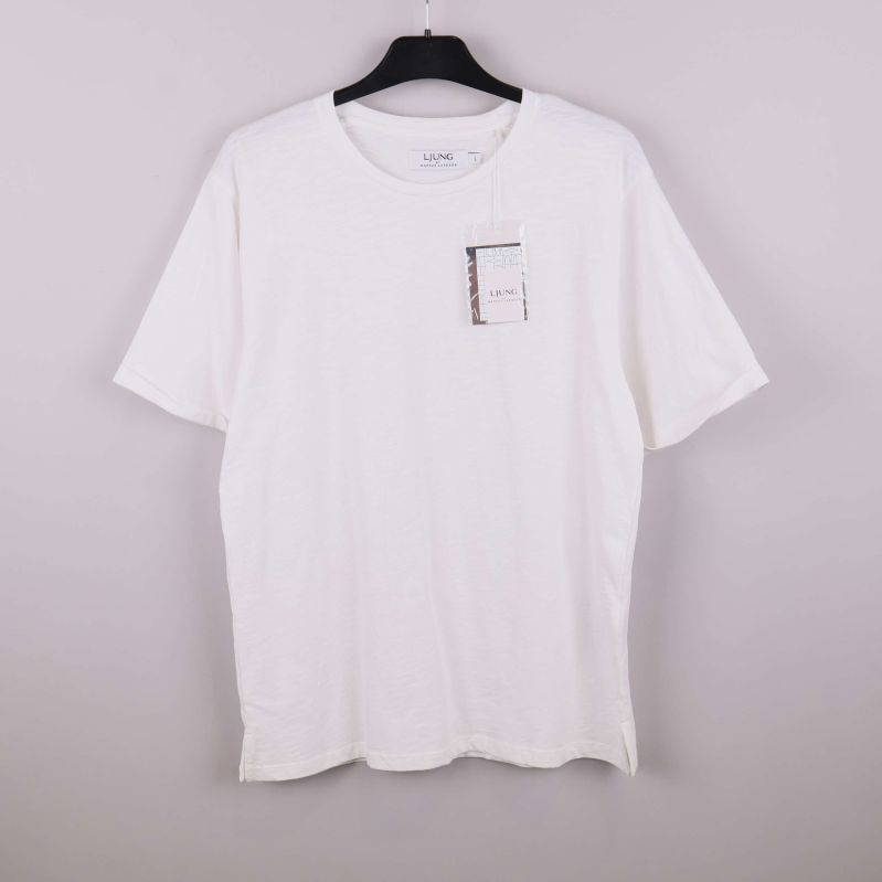 Vit t-shirt på galge med framifrånvy